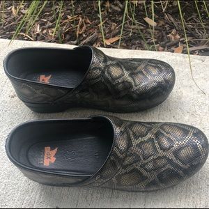 Snake skin print Dansko XP size 41 clogs